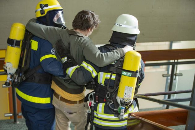 Brand im Albertus Magnus Gymnasium Feuerwehr THW und DRK üben