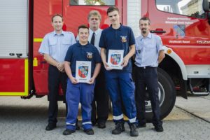 neue Feuerwehranwärter mit Wehr- und Löschbezirksführung (Foto: Feuerwehr)