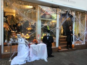 Die Geschäfte waren an Halloween gruselig geschmückt (Foto: Miriam Flieger)