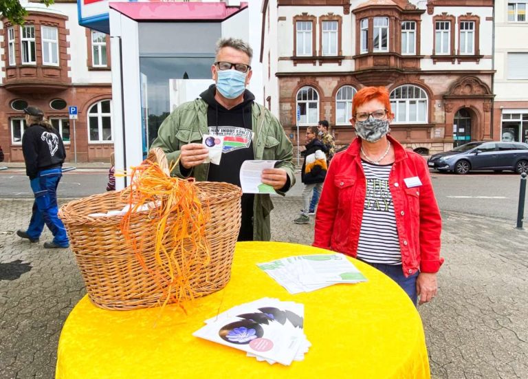 Blumen für die Freundschaft: 50 Samenkugeln auf dem Wochenmarkt verteilt