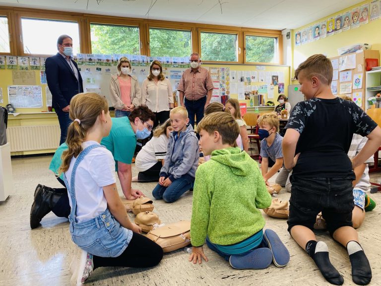 Prüfen-Rufen-Drücken – Grundschüler lernen lebensrettende Maßnahmen auf spielerische Weise