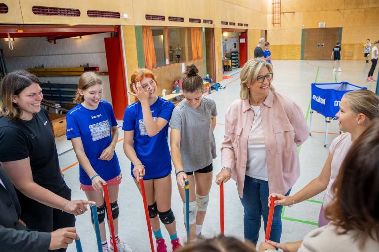 Volleyball-Camp in den Fun Ferien Dengmert – Ministerpräsidentin macht mit