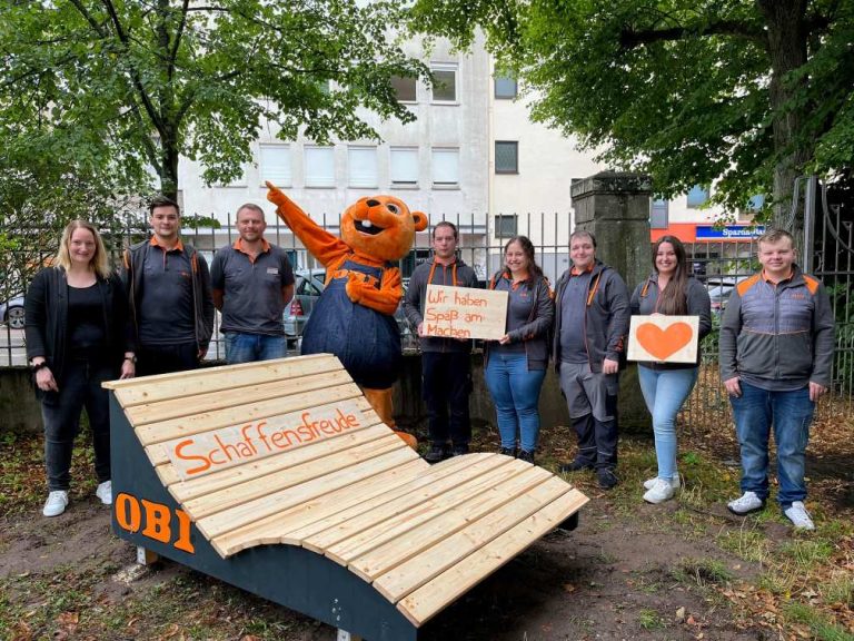 OBI-Azubis fertigen Wellenliege für Kinderhaus