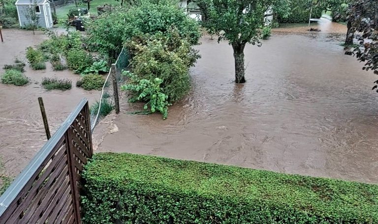 Zahlreiche Überflutungen in Oberwürzbach wegen Starkregen