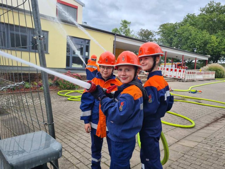 Nachwuchs von Jugendfeuerwehr und THW üben in Rohrbach