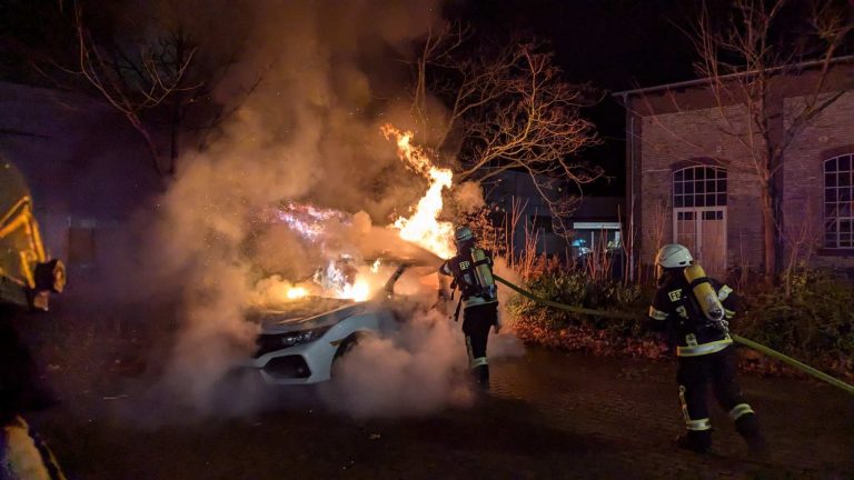 PKW brennt auf Parkplatz in St. Ingbert aus