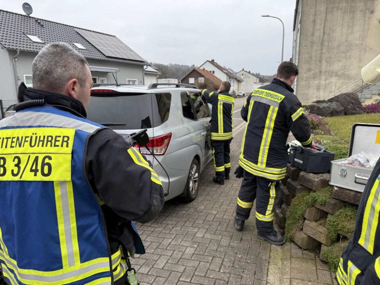 Feuerwehr befreit Säugling aus verschlossenem PKW